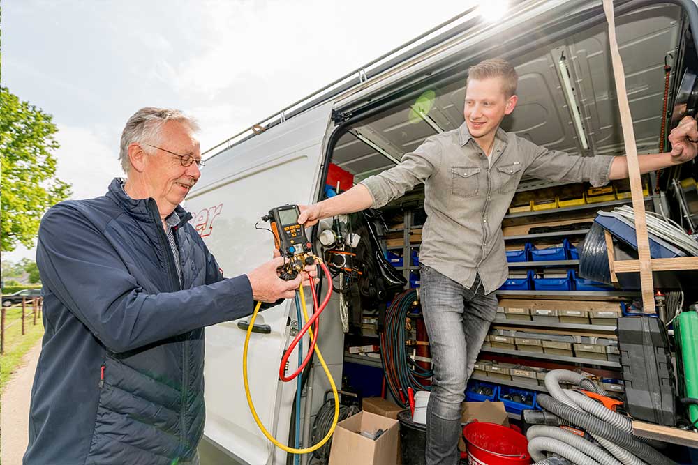 Vader en zoon werkzaam bij N. Kuiper BV